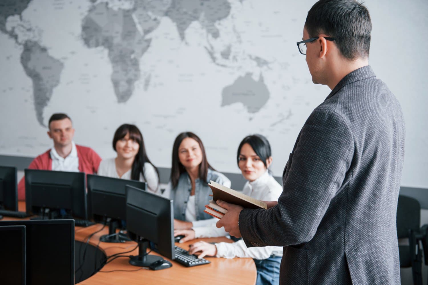 Corporate English Training di WSE: Solusi Strategis untuk Tim & Perusahaan
